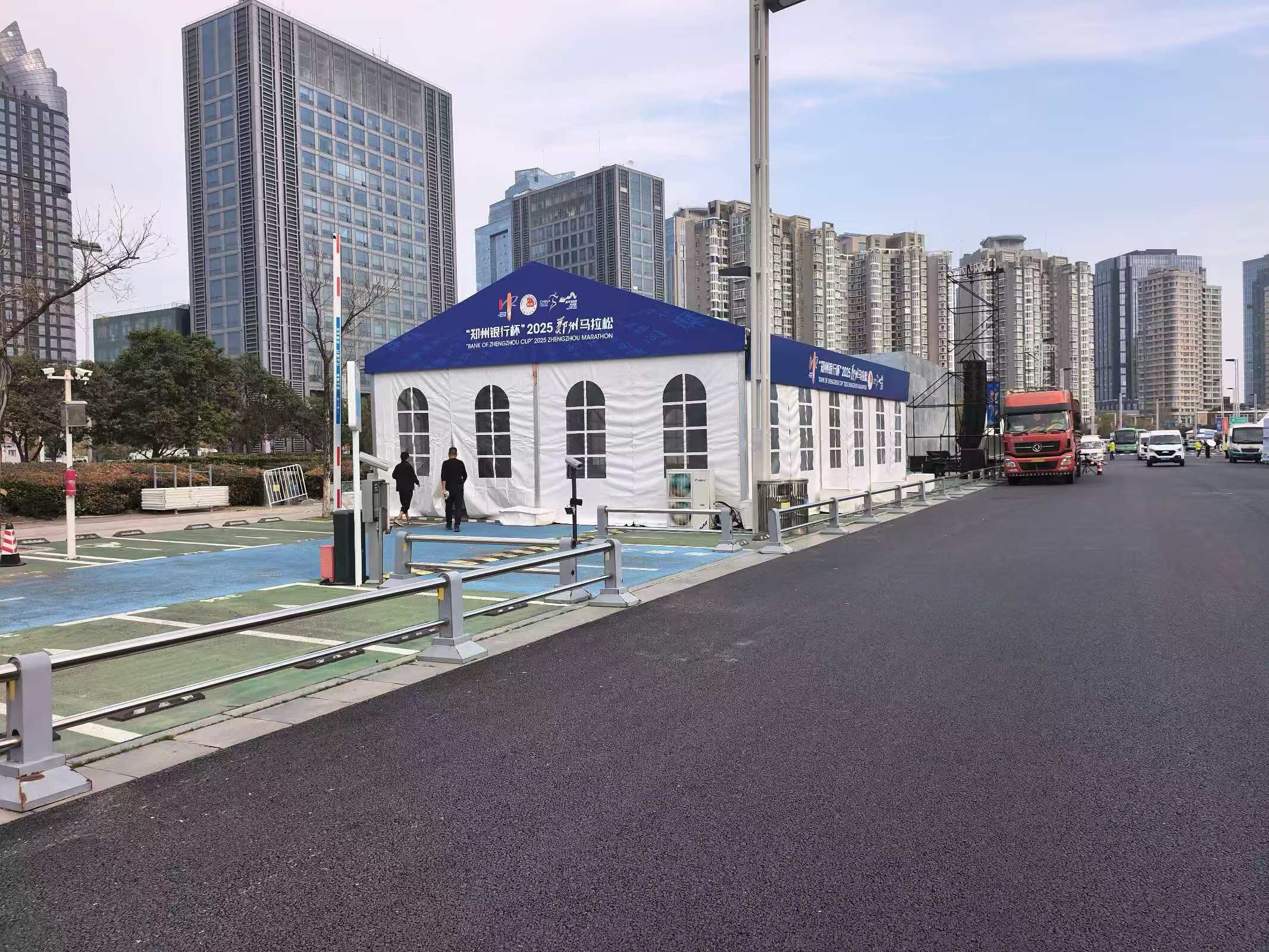 黄石马拉松篷房铁马出租，领导休息篷房沙发桌椅